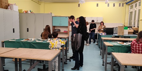 Powiększ grafikę: Przyszli uczniowie wraz z rodzicami odwiedzają pracownię techniczną - przystanek Mesa. Zdobia tam ciasteczka i smakują przepyszne gofry.