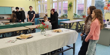 Powiększ grafikę: Przyszli uczniowie wraz z rodzicami odwiedzają pracownię techniczną - przystanek Mesa. Zdobia tam ciasteczka i smakują przepyszne gofry. 