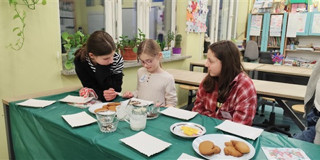 Powiększ grafikę: Przyszli uczniowie wraz z rodzicami odwiedzają pracownię techniczną - przystanek Mesa. Zdobia tam ciasteczka i smakują przepyszne gofry. 