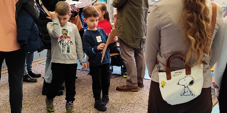 Powiększ grafikę: Przyszli uczniowie szkoły odwiedzają wraz z rodzicami szkolne zerówki, dzieci bawią się przy stolikach a rodzice rozmawiają z nauczycielkami.