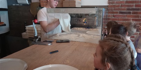 Powiększ grafikę: dzien-pizzy-w-grupie-0a-674015.jpg