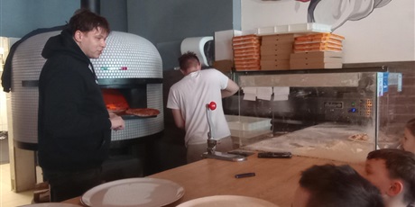 Powiększ grafikę: dzien-pizzy-w-grupie-0a-674018.jpg