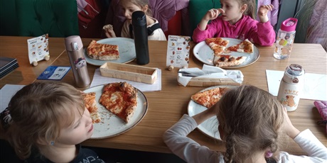 Powiększ grafikę: dzien-pizzy-w-grupie-0a-674019.jpg