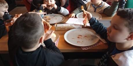 Powiększ grafikę: dzien-pizzy-w-grupie-0a-674020.jpg