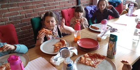 Powiększ grafikę: dzien-pizzy-w-grupie-0a-674021.jpg