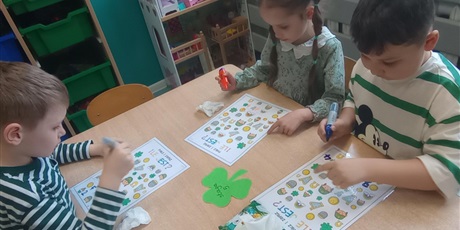 Powiększ grafikę: Dzieci liczą przedmioty, które znajdują się na kartce. Następnie zapisują liczbę.