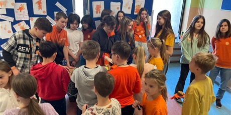 Powiększ grafikę: Młodzież sprzedaje własne wypieki podczas kiermaszu szkolnego na rzecz Hospicjum.