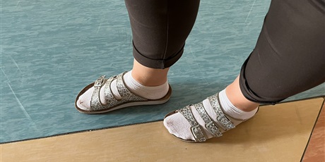 Powiększ grafikę: Klapki z trzema paskami i białe skarpetki.