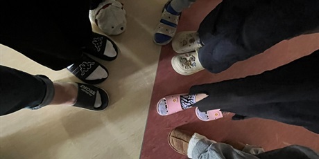 Powiększ grafikę: Stopy w klapkach. Uczniowie prezentują swoje klapki.