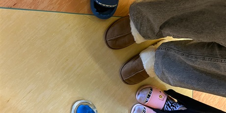 Powiększ grafikę: Stopy w klapkach. Uczniowie prezentują swoje klapki.