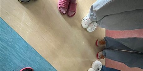 Powiększ grafikę: Stopy w klapkach. Uczniowie prezentują swoje klapki.