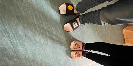 Powiększ grafikę: Stopy w klapkach. Uczniowie prezentują swoje klapki.