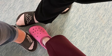 Powiększ grafikę: Stopy w klapkach. Uczniowie prezentują swoje klapki.