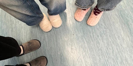 Powiększ grafikę: Stopy w klapkach. Uczniowie prezentują swoje klapki.