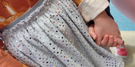 Powiększ grafikę: Dwie koleżanki trzymają się za dłonie.