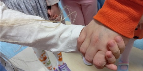 Powiększ grafikę: Chłopiec i dziewczynka trzymają się za dłonie.