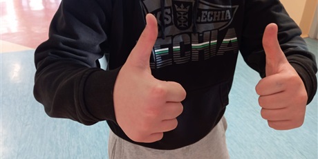 Powiększ grafikę: Dziecko pokazuje dwa kciuki w górę.