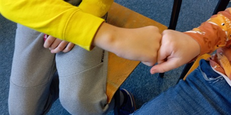 Powiększ grafikę: Dwaj koledzy, którzy przybijają sobie żółwika,