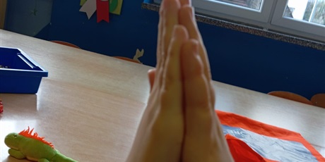 Powiększ grafikę: Dwie dłonie przybijające sobie piątkę.