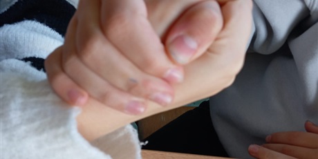 Powiększ grafikę: Dwie dłonie witające się.