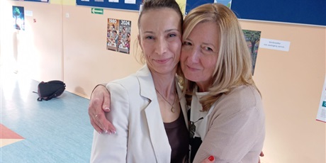 Powiększ grafikę: Dwie panie przytulające się.