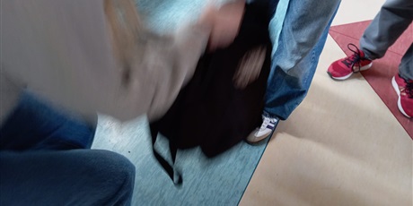 Powiększ grafikę: Koleżanka pomaga koleżance podnieść plecak.