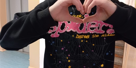 Powiększ grafikę: Gest serduszka utworzony z dłoni.