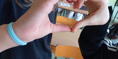 Powiększ grafikę: Serduszko ułożone z dwóch dłoni koleżanek.