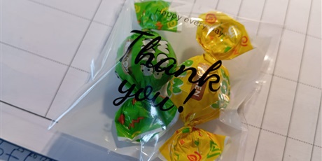 Powiększ grafikę: Zdjęcie cukierków w opakowaniu z napisem Dziękuję w języku angielskim.