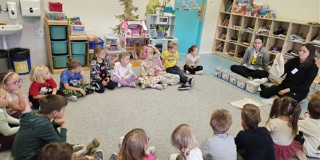 Powiększ grafikę: Dzieci z oddziału przedszkolnego 0B siedzą w kole i rozmawiają z prowadzącą.