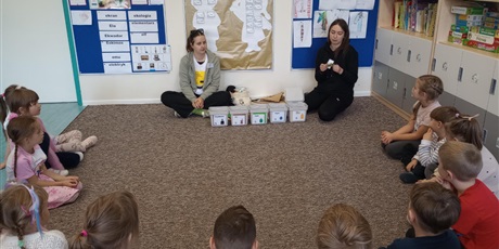 Powiększ grafikę: Dzieci z oddziału przedszkolnego siedzą w kole i rozmawiają z prowadzącą.