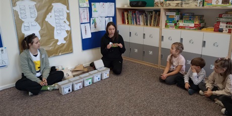 Powiększ grafikę: Dzieci z oddziału przedszkolnego siedzą w kole i rozmawiają z prowadzącą.