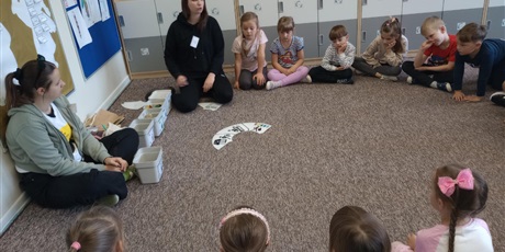 Powiększ grafikę: Dzieci z oddziału przedszkolnego siedzą w kole i rozmawiają z prowadzącą.