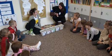 Powiększ grafikę: Dzieci z oddziału przedszkolnego siedzą w kole i rozmawiają z prowadzącą.