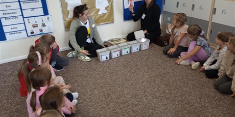 Powiększ grafikę: Dzieci z oddziału przedszkolnego siedzą w kole i rozmawiają z prowadzącą.