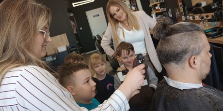 Powiększ grafikę: fryzjer-i-barber-0a-poznaje-zawody-693016.jpg