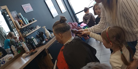 Powiększ grafikę: fryzjer-i-barber-0a-poznaje-zawody-693017.jpg