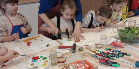 Powiększ grafikę: grupa-0a-na-lekcji-muzealnej-w-osrodku-kultury-morskiej-675623.jpg