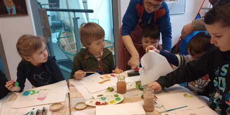 Powiększ grafikę: grupa-0a-na-lekcji-muzealnej-w-osrodku-kultury-morskiej-675624.jpg