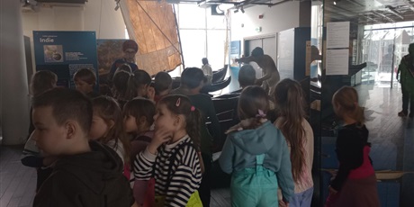 Powiększ grafikę: grupa-0a-na-lekcji-muzealnej-w-osrodku-kultury-morskiej-675625.jpg