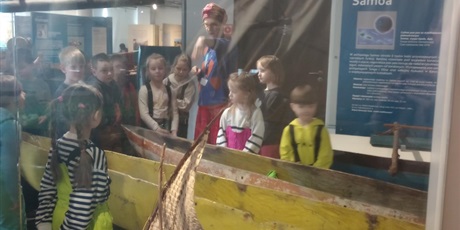 Powiększ grafikę: grupa-0a-na-lekcji-muzealnej-w-osrodku-kultury-morskiej-675626.jpg