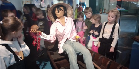 Powiększ grafikę: grupa-0a-na-lekcji-muzealnej-w-osrodku-kultury-morskiej-675627.jpg