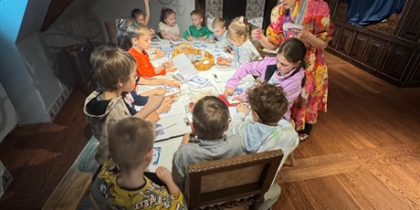 Powiększ grafikę: Lekcja muzealna, tworzenie kafli inspirowanymi wzorami sprzed 500 lat. Dzieci przy stole pracują w skupieniu.
