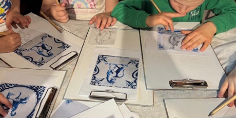 Powiększ grafikę: Grupa czwórki dzieci układa puzzle.