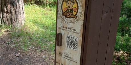 Powiększ grafikę: Drewniana skrzynka z zadaniami odkrywcy. Dzieci muszą odnaleźć kolejne wyznaczone na mapie punkty i odnaleźć na terenie ZOO drewnianą, brązową skrzynkę, w której schowane są pieczątki.