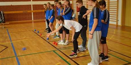 Powiększ grafikę: i-miedzyszkolny-turniej-bocci-sportowe-emocje-i-integracja-648334.jpg
