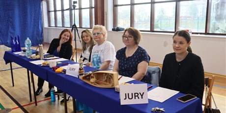 Powiększ grafikę: Pięć uśmiechniętych dorosłych kobiet. Siedzą przy stoliku z napisem jury.