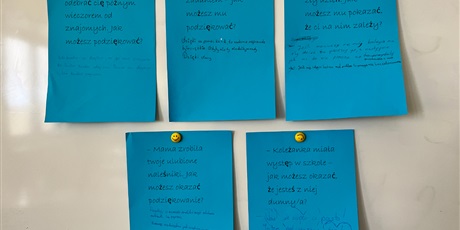 Powiększ grafikę: Prace dzieci opisujące sposoby pokazania życzliwości.