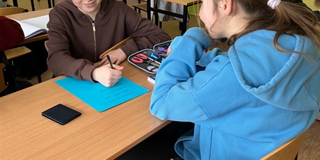 Powiększ grafikę: Dzieci pracują w grupach nad różnymi formami życzliwości.