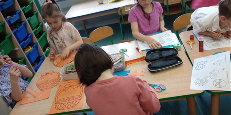 Powiększ grafikę: Trzy dziewczynki i czterech chłopców pokazują swój dom dla zająca - dom zbudowany jest z klocków lego. Dzieci radośnie patrzą w obiektyw aparatu.